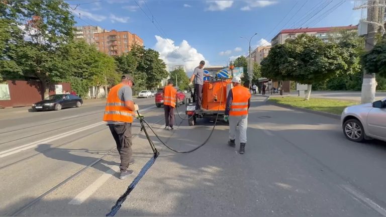 Во Владикавказе возобновили сезонную работу по профилактике разрушения асфальтового покрытия