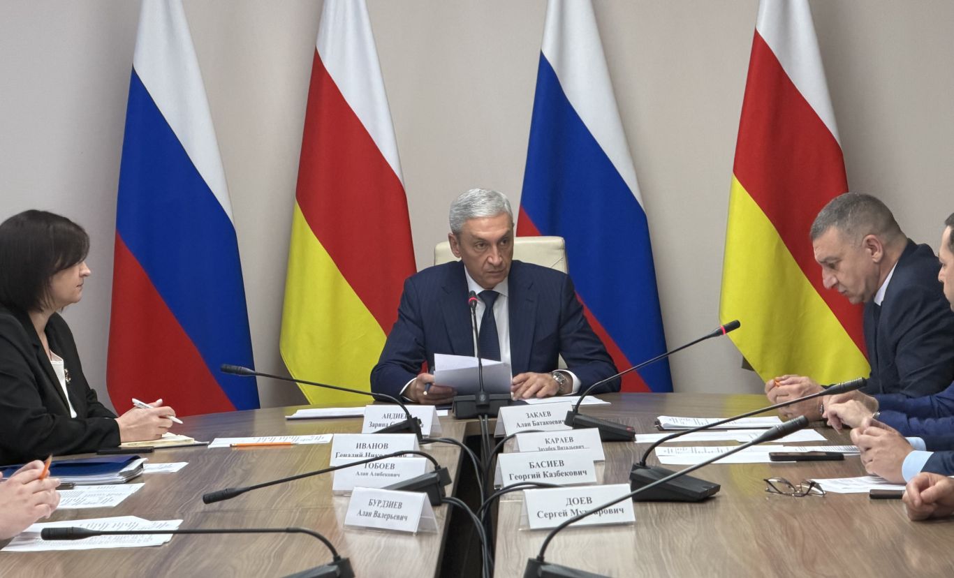 Борис Джанаев поручил обеспечить внедрение безналичной оплаты всеми без исключения перевозчиками
