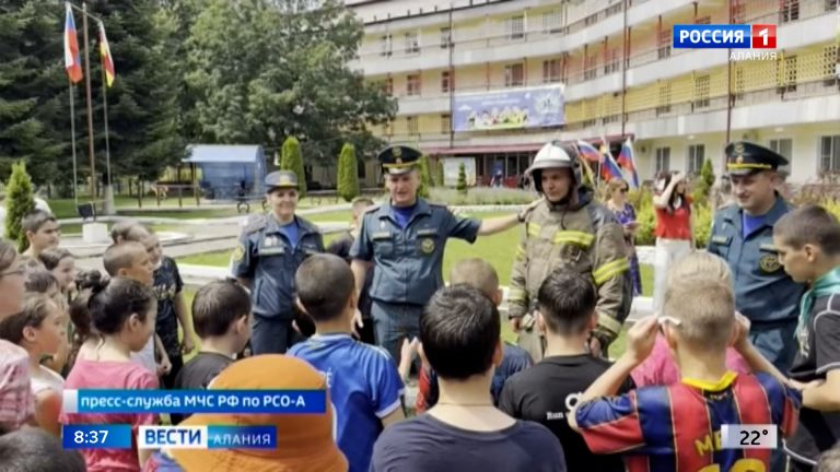 В детских лагерях Северной Осетии продолжаются познавательные мероприятия, организованные сотрудниками МЧС России