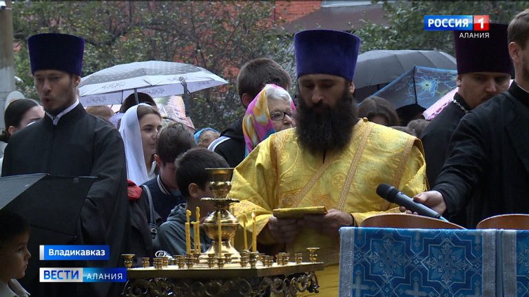 Десятки верующих приняли участие в молебне перед началом учебного года