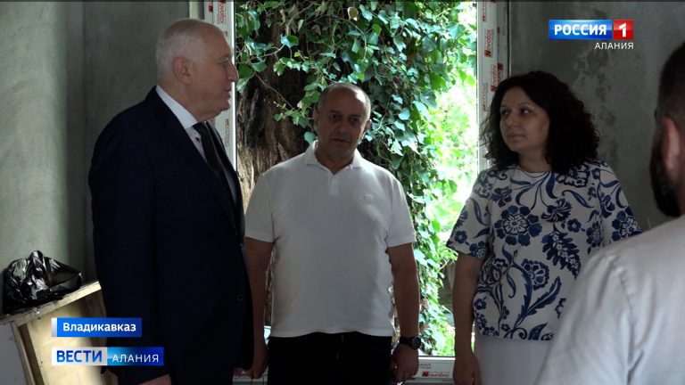 Мэр Владикавказа Вячеслав Мильдзихов проинспектировал учреждения образования, в которых сейчас идет капитальный ремонт