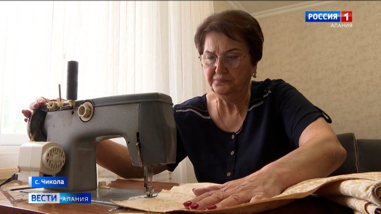 Волонтер Эльвира Тускаева после основной работы дома садится шьет различные текстильные изделия на фронт