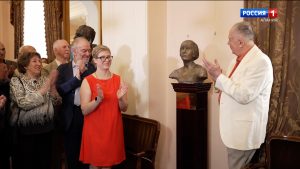 «Огненный дирижер» и «Королева бисов»: бюст Вероники Дударовой открыли в Московской консерватории