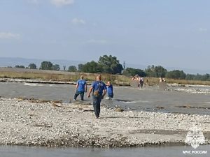 Пятерых человек, в том числе ребенка, спасли сотрудники МЧС на реке Ардон
