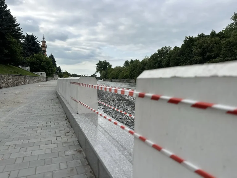 Во Владикавказе приступили к установке ограждений на набережной от Чугунного моста до Суннитской мечети