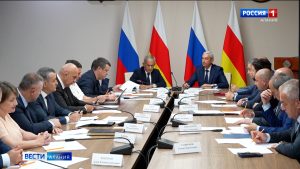 Замминистра экономического развития России Сергей Назаров, прибывший в Северную Осетию с рабочим визитом, и Борис Джанаев провели совещание