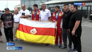 Призеры первенства мира по вольной борьбе Родион Санакоев и Сослан Габуев вернулись на родину