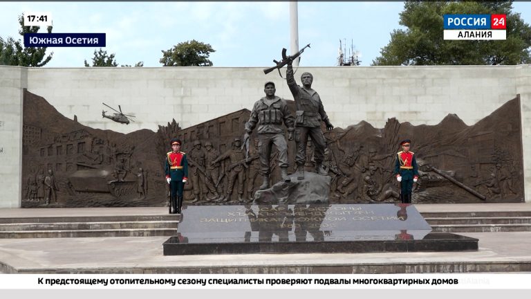 В День независимости Южной Осетии в Цхинвале возложили цветы и венки к Мемориальному комплексу павшим защитникам