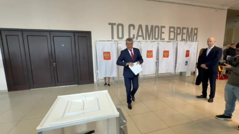 Сергей Меняйло в числе первый избирателей проголосовал на выборах депутатов госдумы девятого созыва