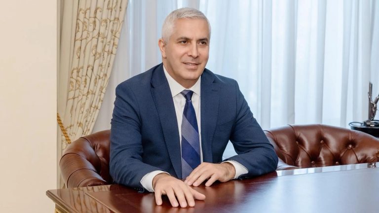 Сергей Меняйло поздравил Марата Камболова с убедительной победой на досрочных выборах резидента Южной Осетии
