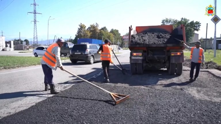 Более 15 тыс. м² асфальта уложили за лето во Владикавказе в ходе ямочного ремонта