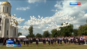 Сотни людей пришли в мемориальную школу в Беслане, чтобы почтить память погибших