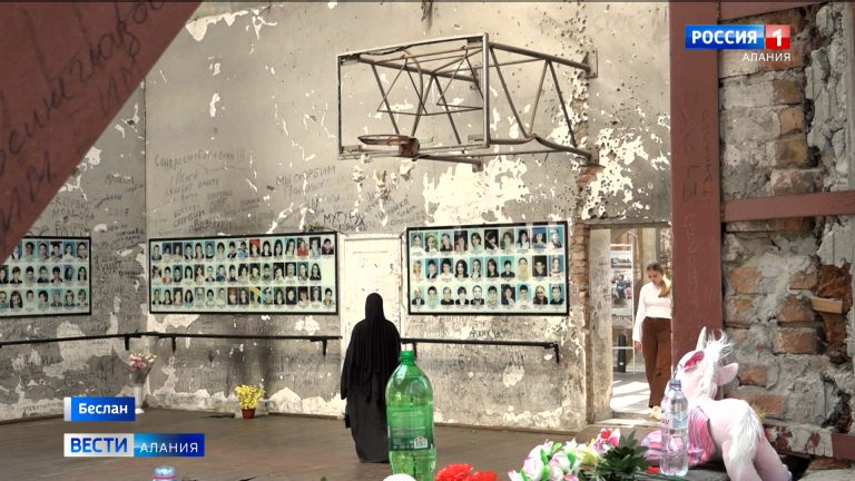 Накануне начала траурной вахты в Беслане мемориальный комплекс посетили школьники, их родители и учителя из Буйнакска