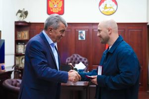 Сергей Меняйло наградил Инала Козонова, спасшего пострадавших в ДТП мать и сына, медалью «Во Славу Осетии»