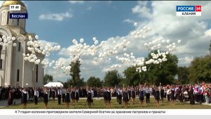 Сотни людей прошли Крестным ходом к мемориальному кладбищу «Город Ангелов»
