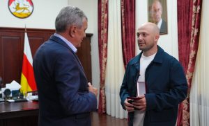Двадцатая премия имени Тиграна Кеосаяна вручена Иналу Козонову, спасшему женщину и ее сына после ДТП на Транскаме