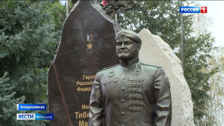 На Аллее Славы во Владикавказе открыли памятник Герою России Марату Тибилову — офицеру спецназа Росгвардии, кавалеру трёх орденов Мужества