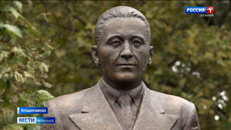 Памятник Гайто Газданову открыли во Владикавказе