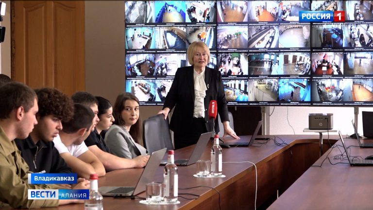 Студенты-активисты СКГМИ и ВИУ побывали в Центре общественного наблюдения за выборами