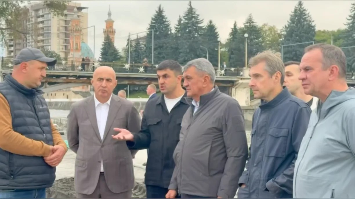 Ход строительства новой зоны отдыха в Центральном парке оценили Сергей Меняйло и Георгий Атаров