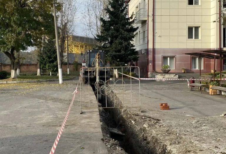 Изношенные на 80% водопроводные сети меняют в доме‑интернате «Забота»