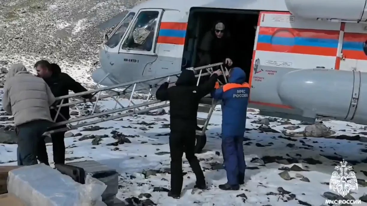 Около ледника Колка начали устанавливать автоматическую метеостанцию комплексного мониторинга