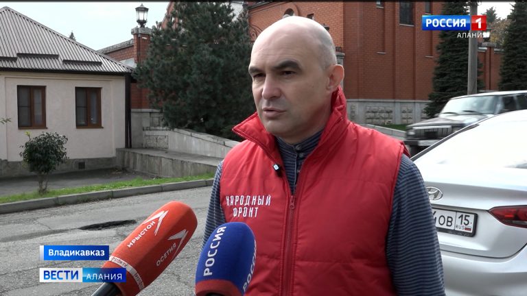 Активисты Народного фронта проверили состояние дорожного покрытия на нескольких улицах Владикавказа