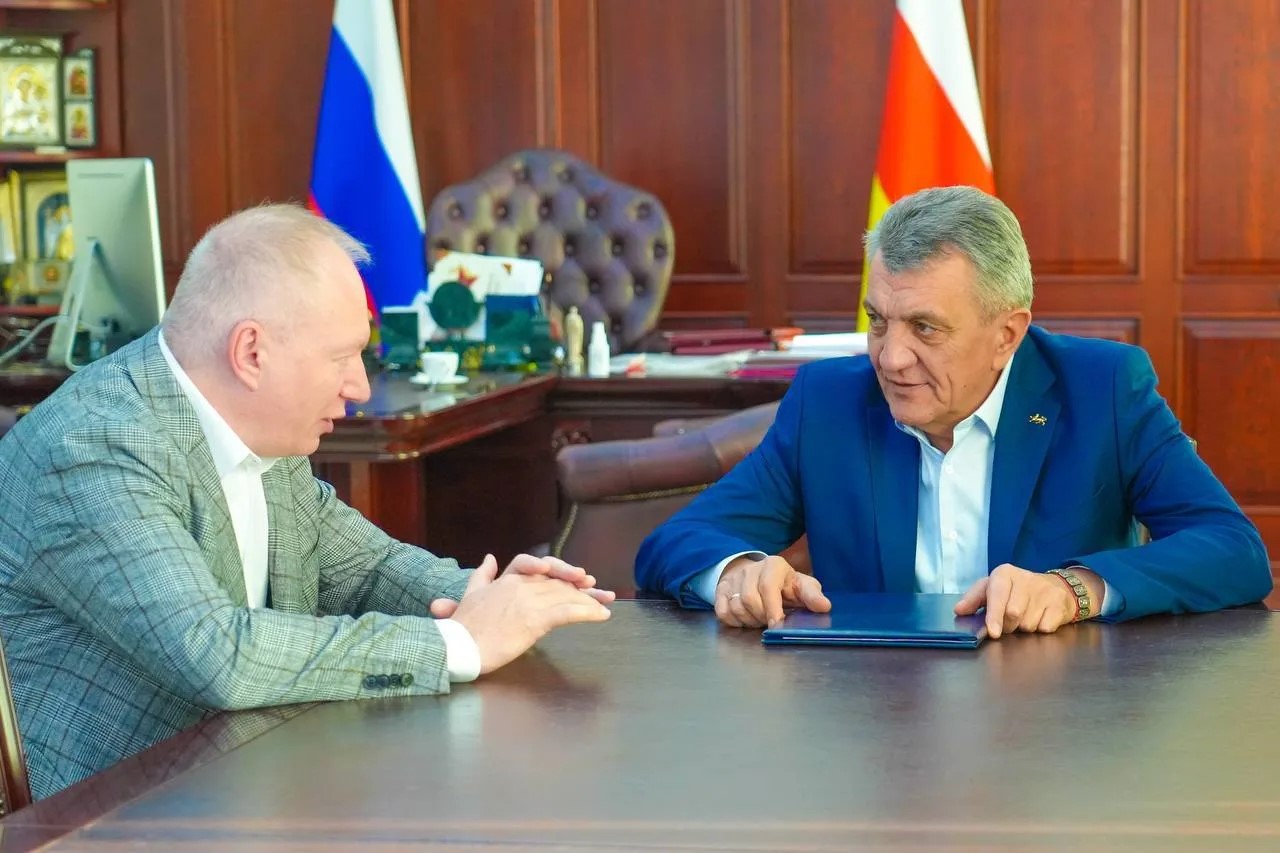 Сергей Меняйло встретился с замруководителя Федеральной службы государственной статистики (Росстат) Сергеем Окладниковым
