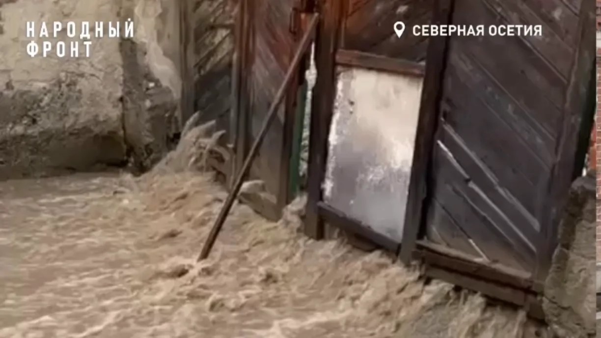 Народный фронт подключился к решению проблемы подтопления нескольких дворов во время ливней на ул. Защитников Осетии