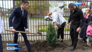 Во владикавказской школе №33 посадили два «дерева героев»
